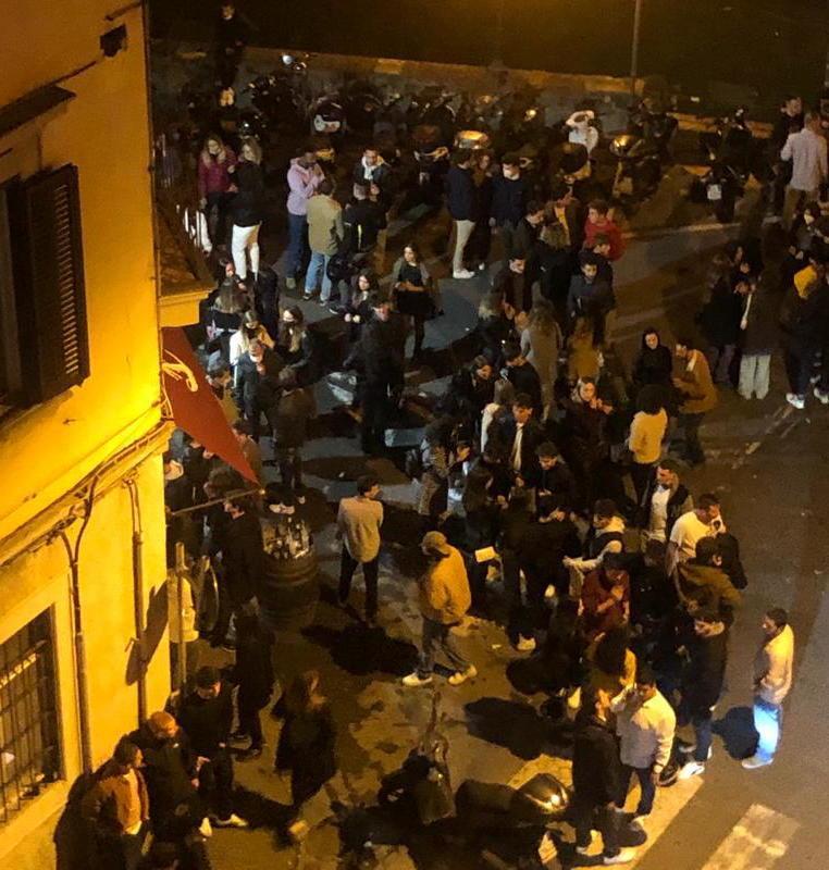 Il titolare tra i ragazzi della movida: «Non indossano le mascherine, pensano non ci sia emergenza»