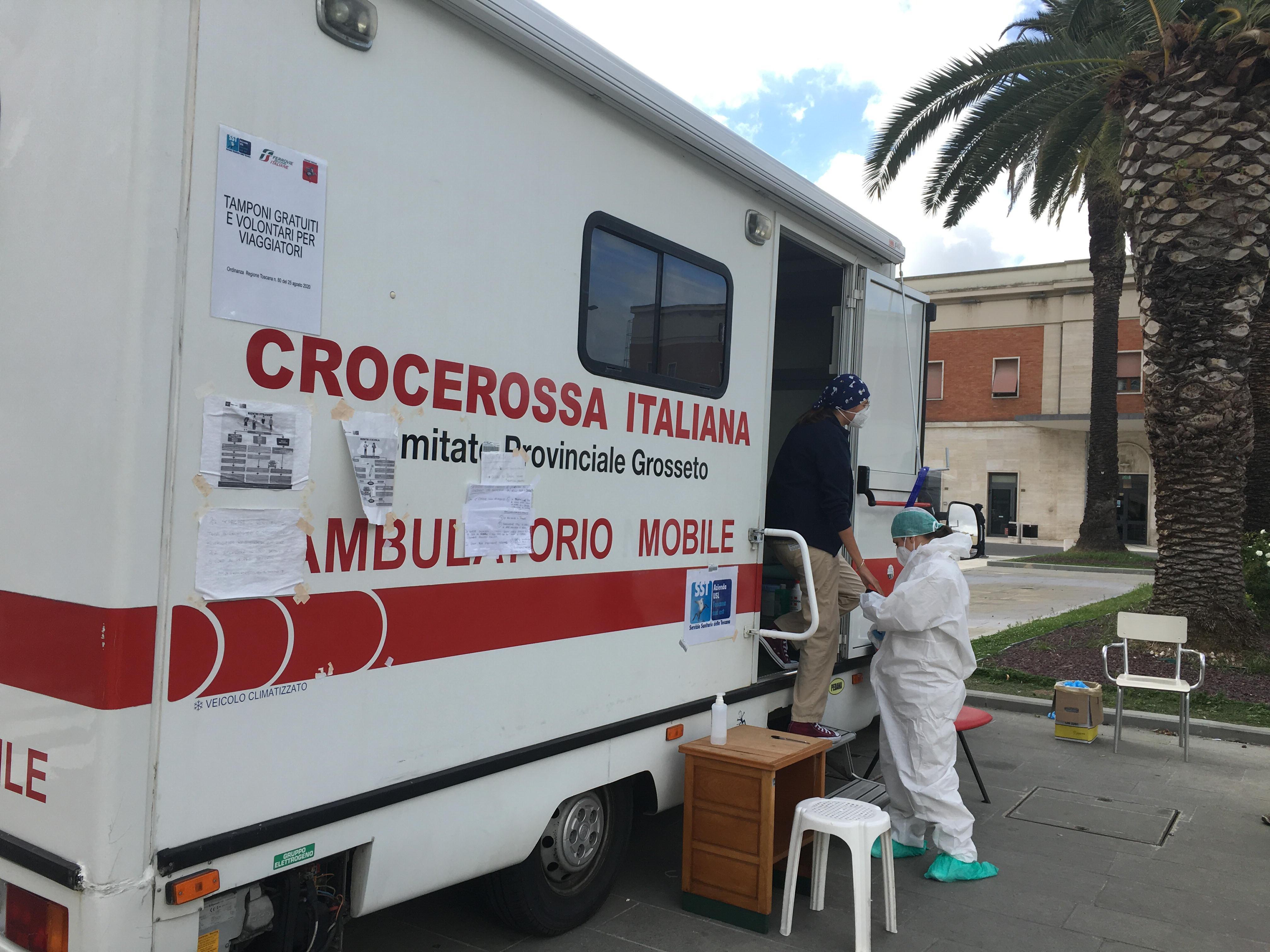 La postazione mobile dove vengono fatti i tamponi per la ricerca del Covid, in piazza Marconi