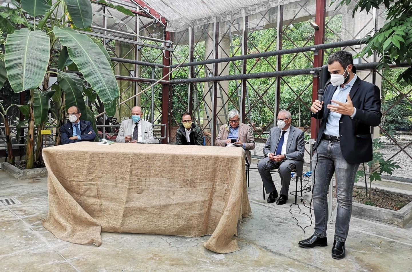 La presentazione dell’iniziativa nella serra dell’Orto botanico di Lucca
