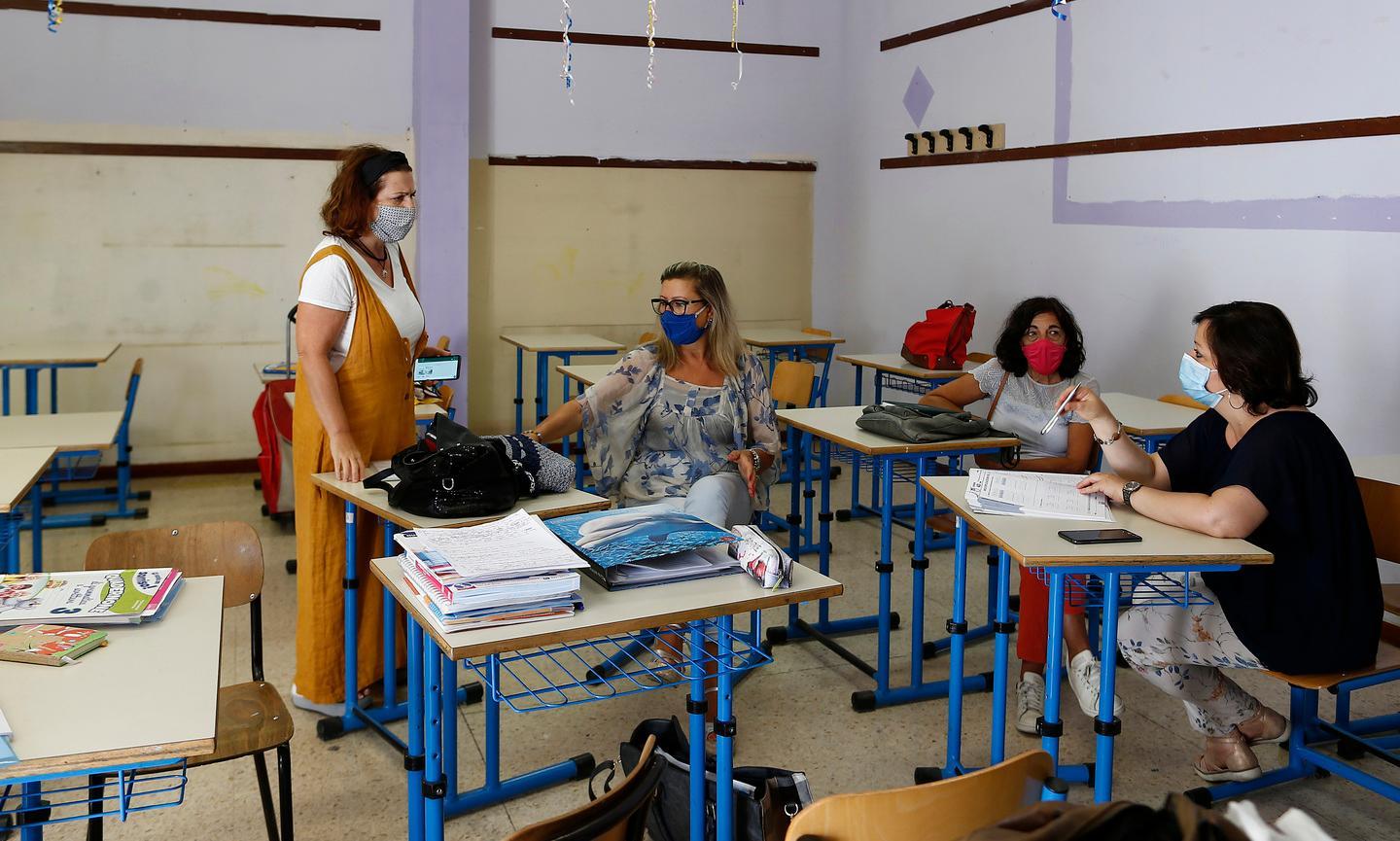 Una riunione tra docenti in classe (foto d’archivio)