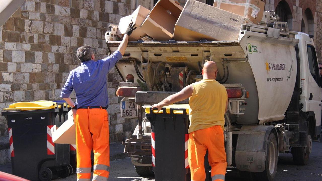 La raccolta di carta e cartone (Foto d’archivio)