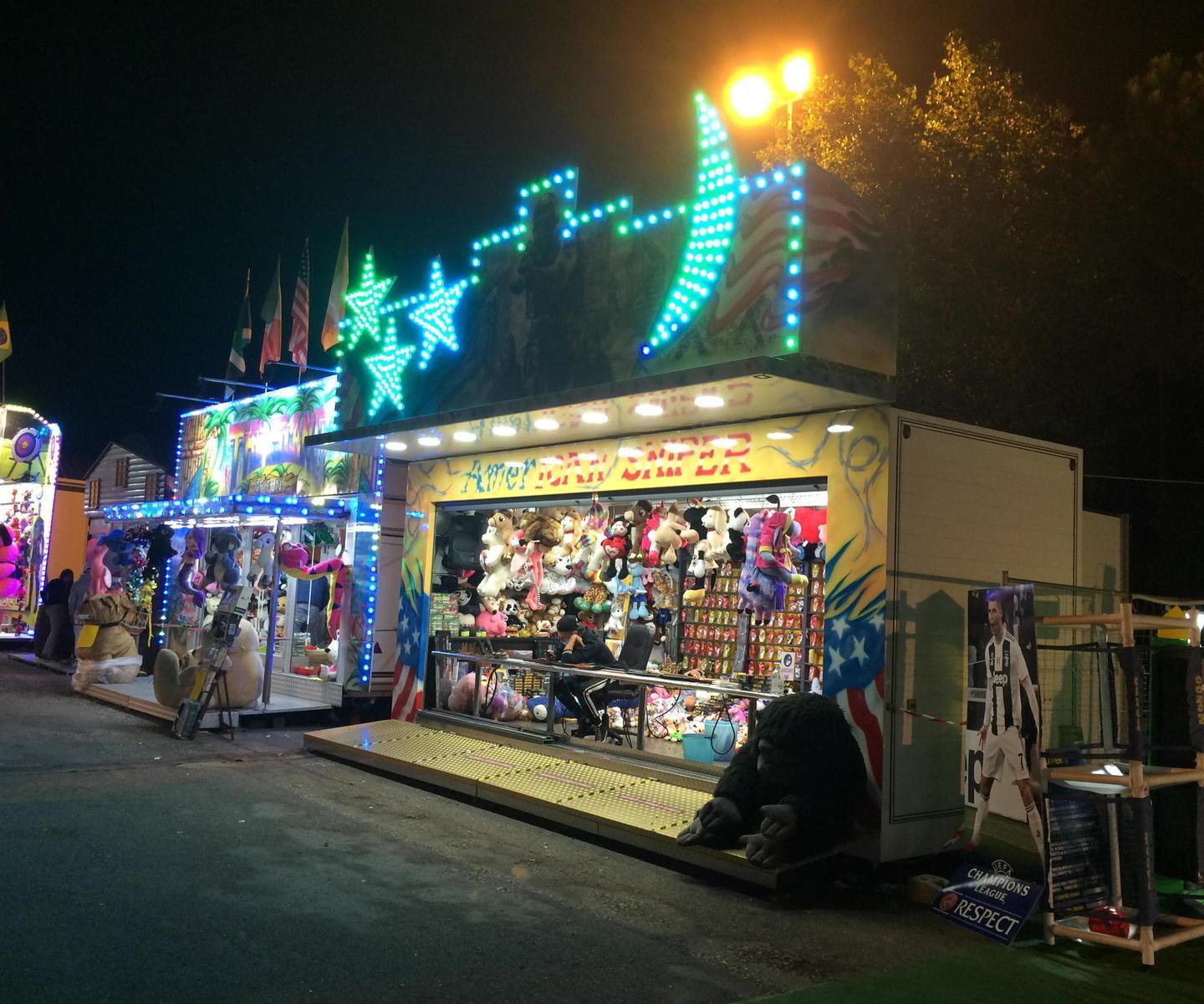 Luna Park e banchetti sbarcati in via Moro, prosegue la fiera d'ottobre a Cecina 