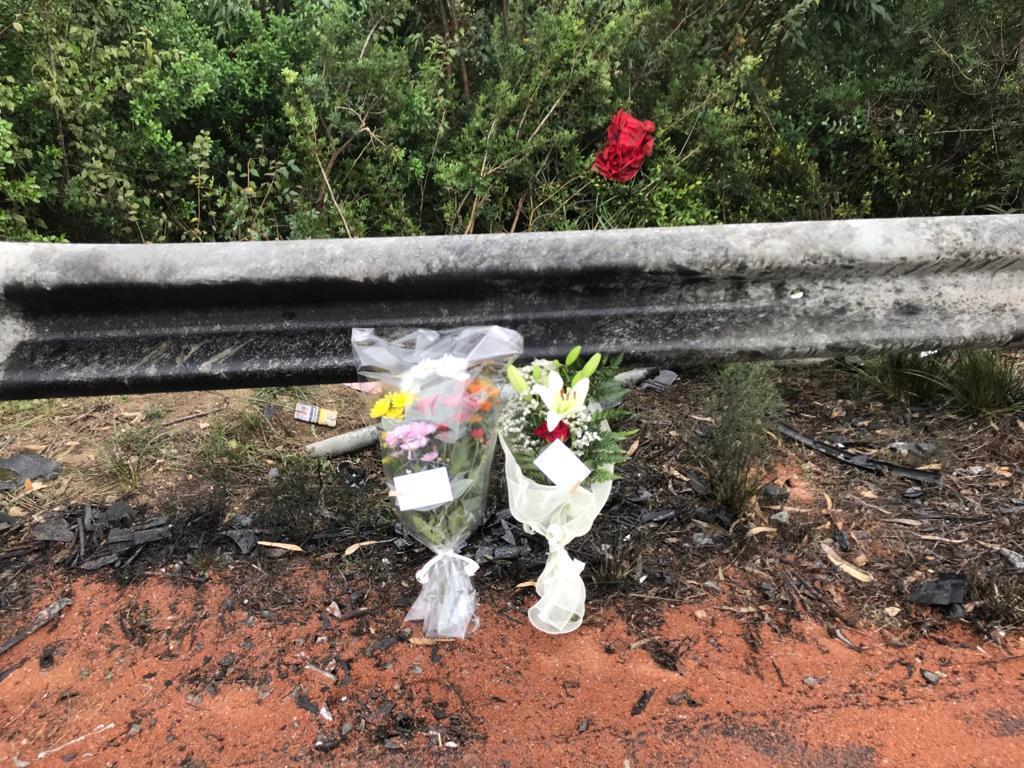 Due mazzi di fiori nel punto dove è avvenuto il tragico incidente stradale (foto Mario Rosas)