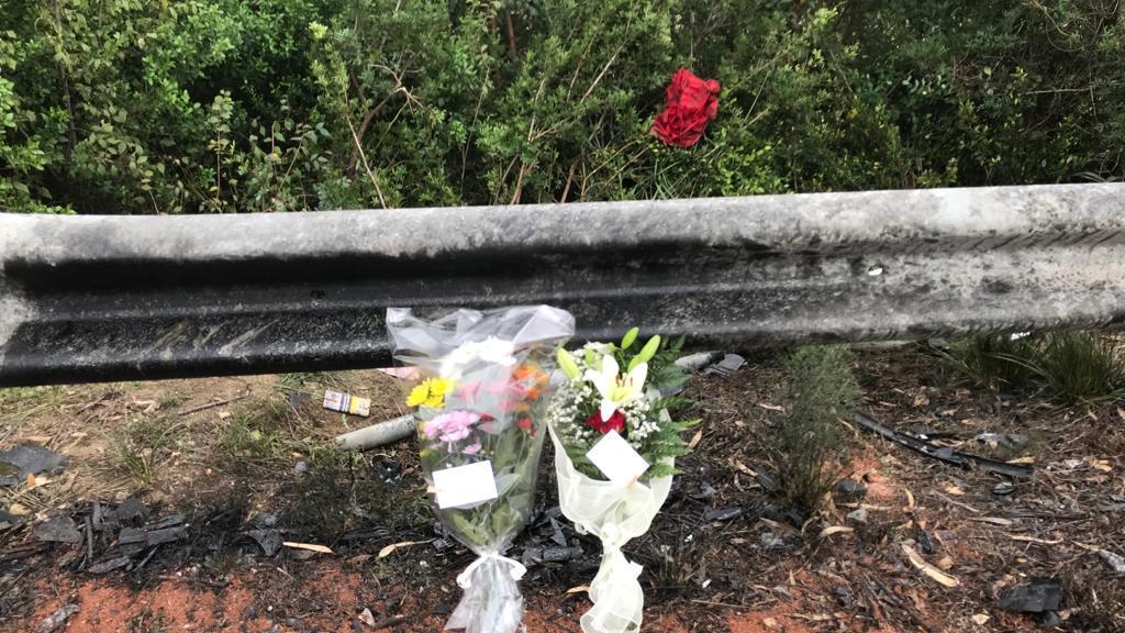 Due mazzi di fiori nel punto dove è avvenuto il tragico incidente stradale (foto Mario Rosas)