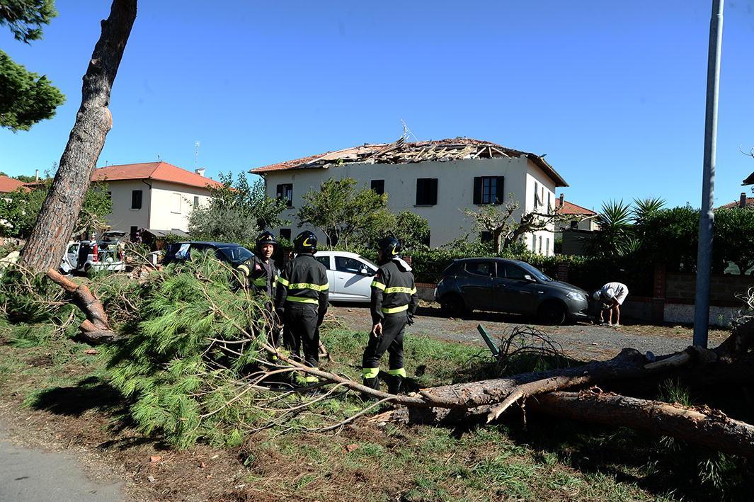Una delle via colpite dalla tromba d'aria (foto Michele Falorni/Silvi)