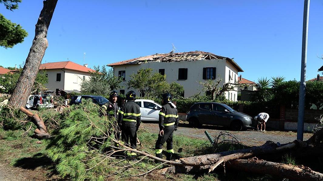Una delle via colpite dalla tromba d'aria (foto Michele Falorni/Silvi)