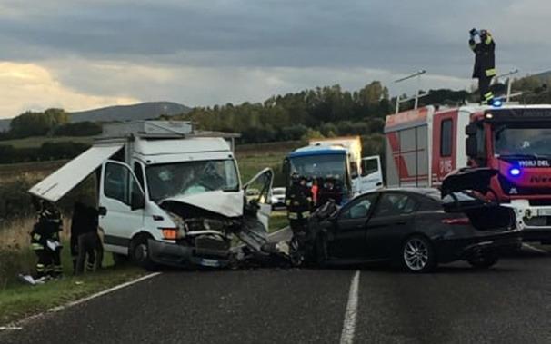 Scontra tra un furgone e un'auto all'uscita di Siamanna: incastrato fra le lamiere il conducente del mezzo