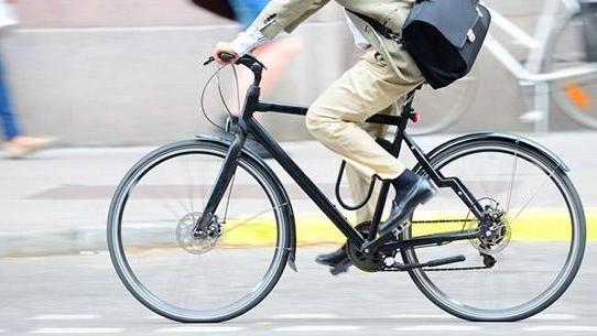 Modena, vai al lavoro in bici o monopattino? Il Comune ti premia in denaro