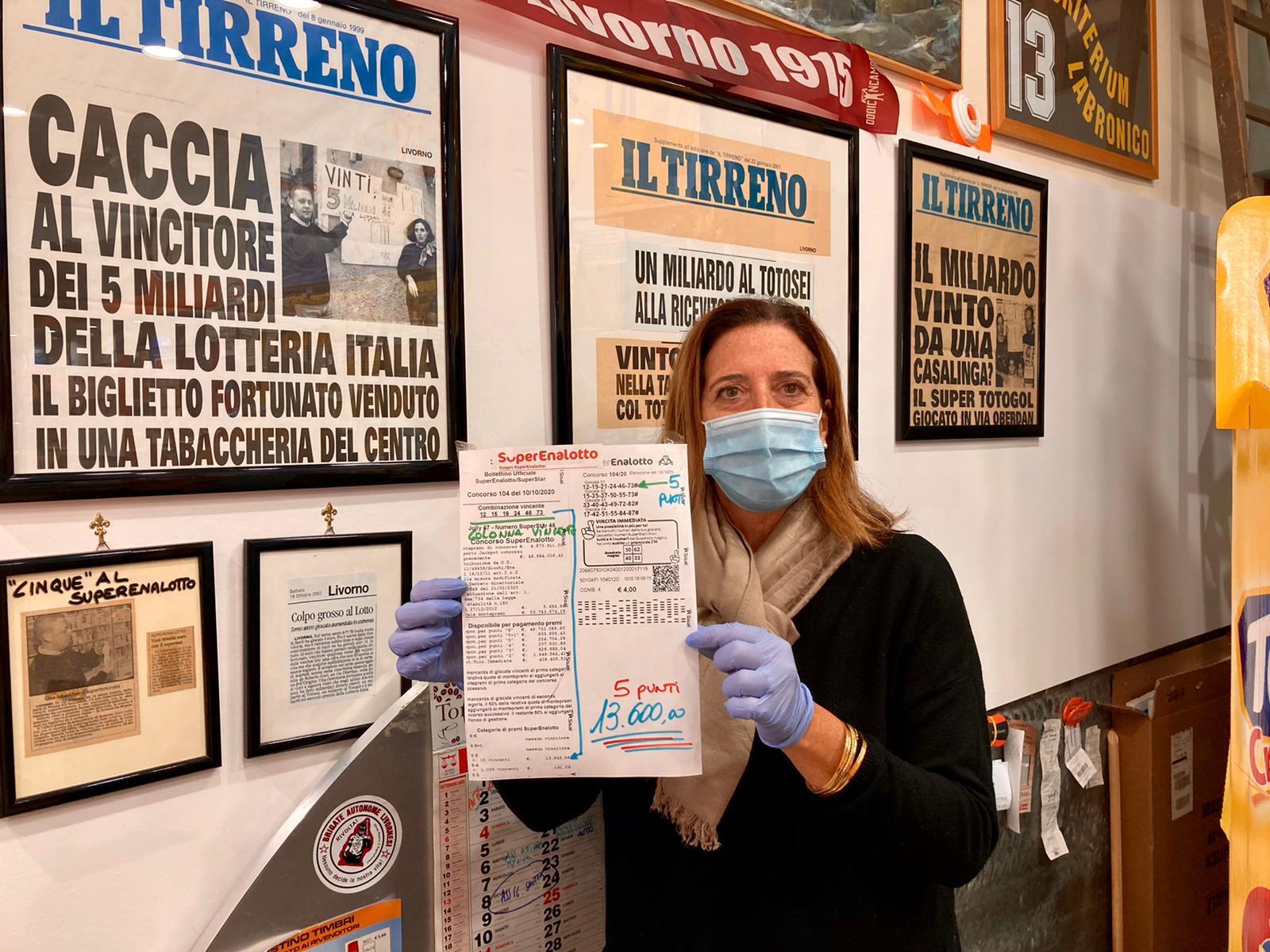 Paola Bovani mostra la schedina vincente (foto Dario Marzi)