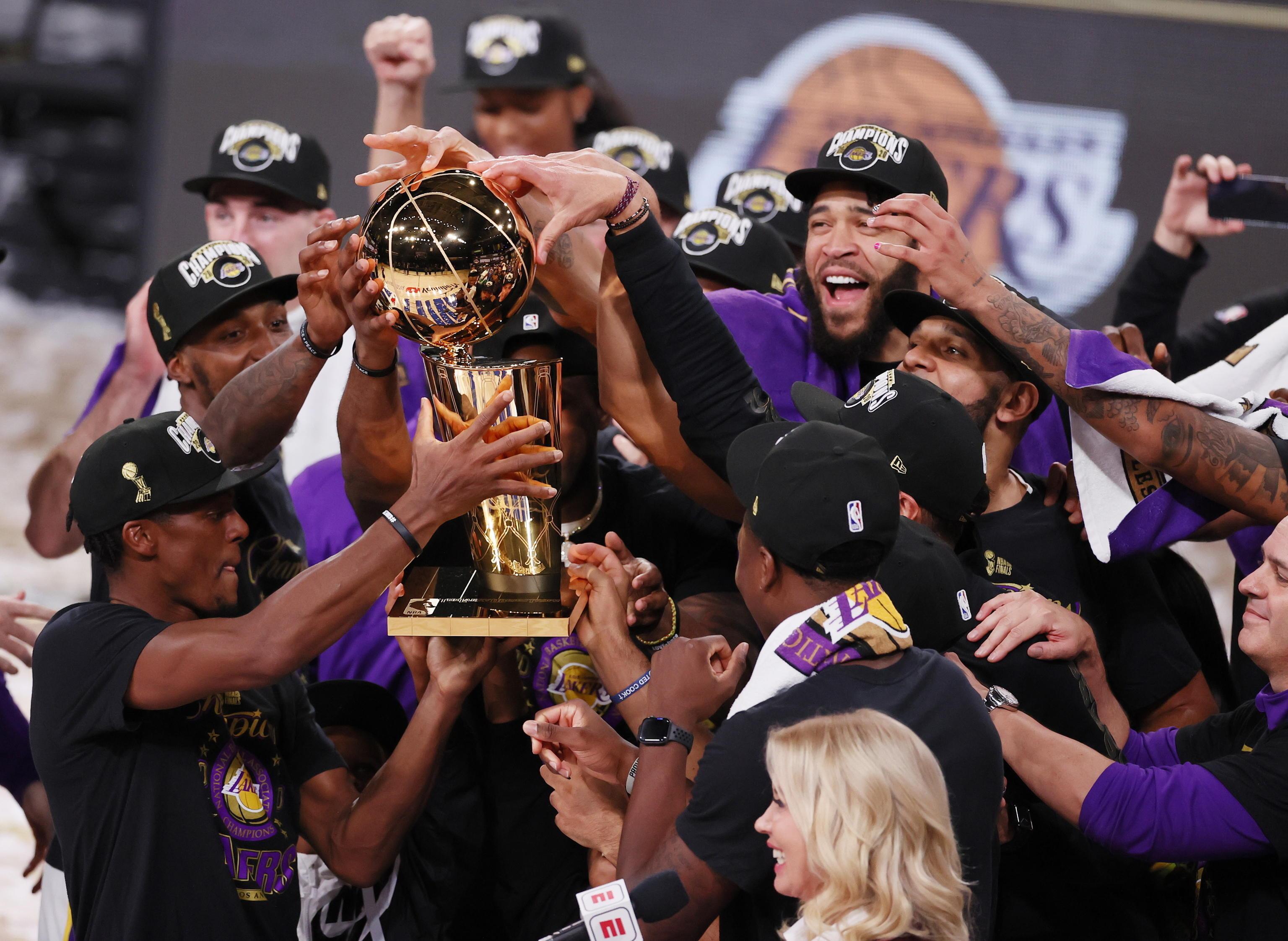 La festa dei Lakers per la conquista dell'anello