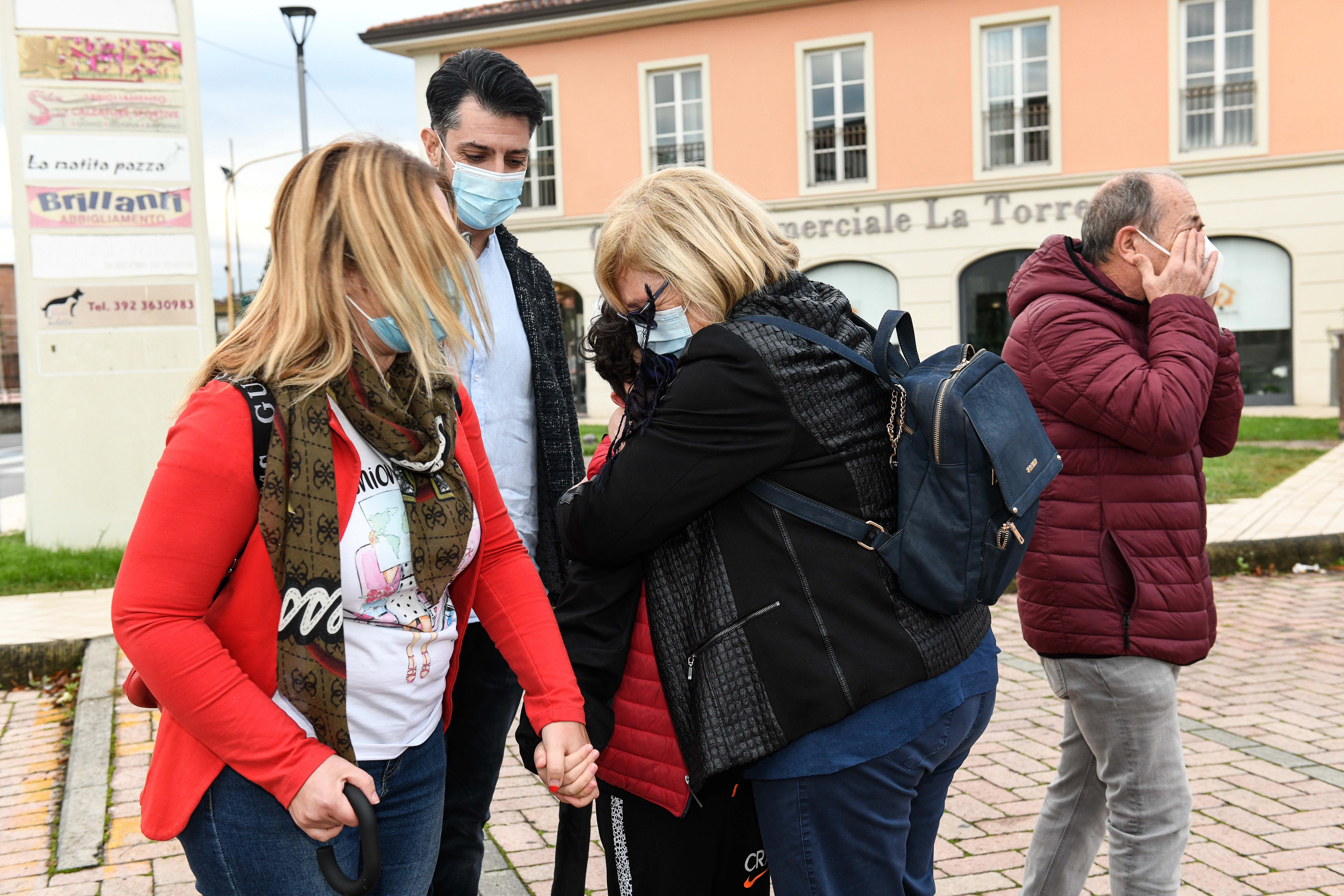 L'abbraccio del piccolo con la nonna (Foto Sernacchioli)