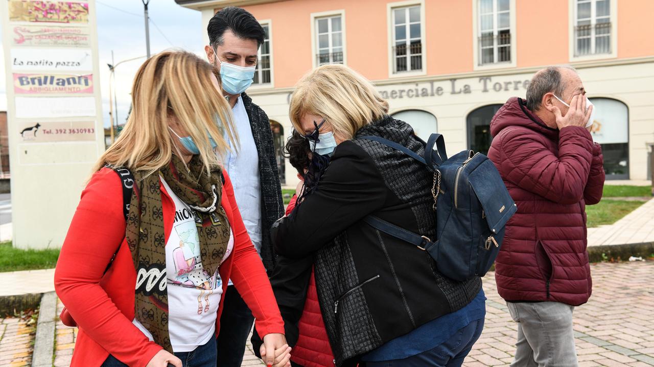 L'abbraccio del piccolo con la nonna (Foto Sernacchioli)