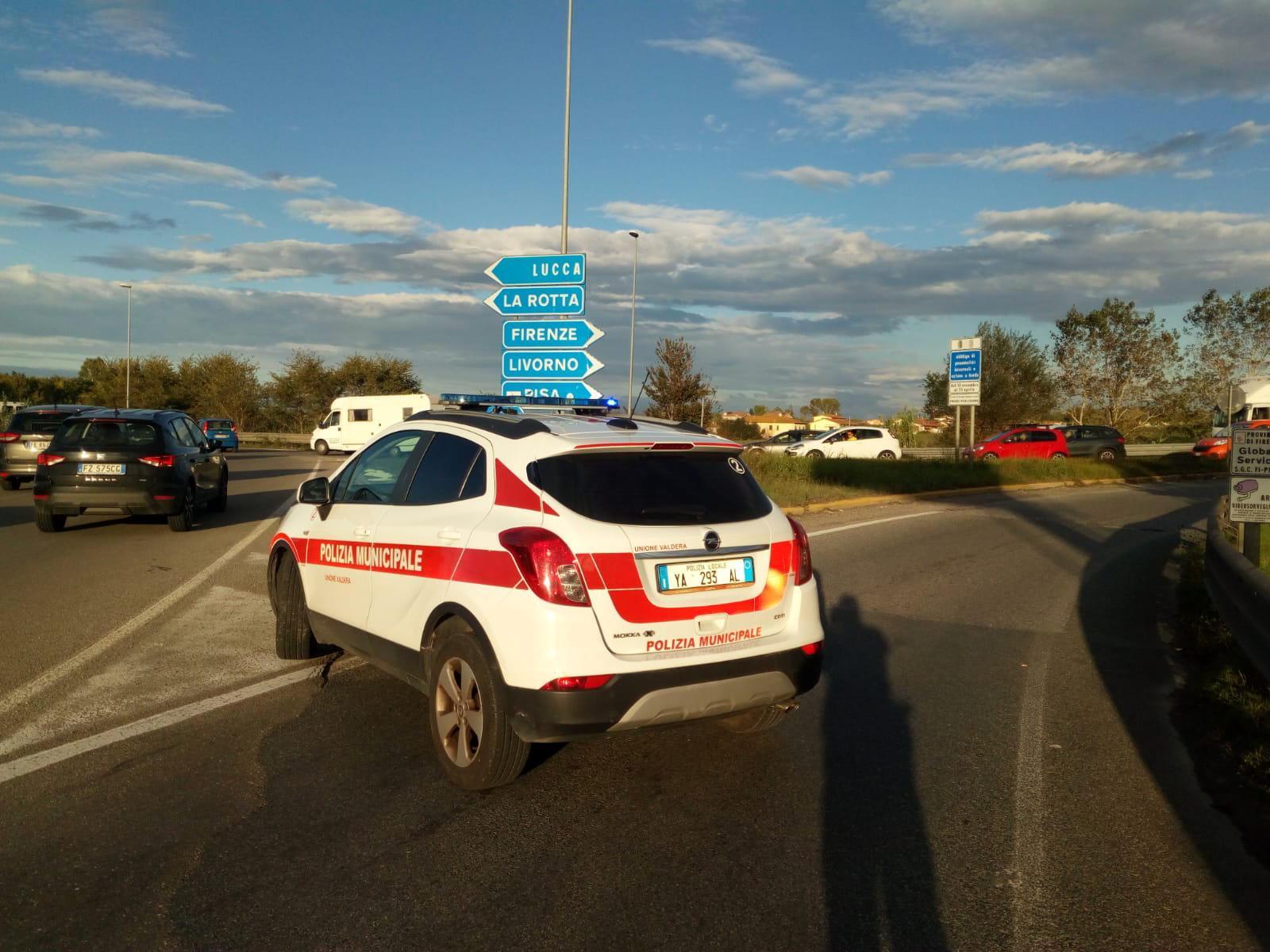 Autoarticolato perde olio e causa incidente