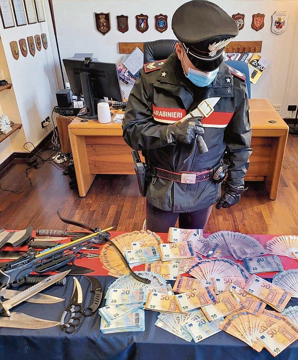 35mila euro di banconote false nascoste in auto, e un arsenale in casa 
