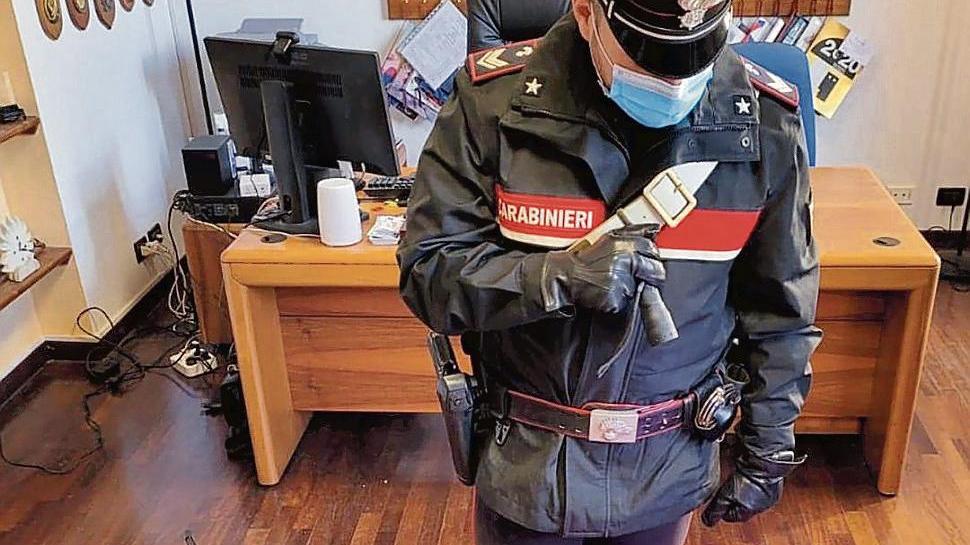 35mila euro di banconote false nascoste in auto, e un arsenale in casa