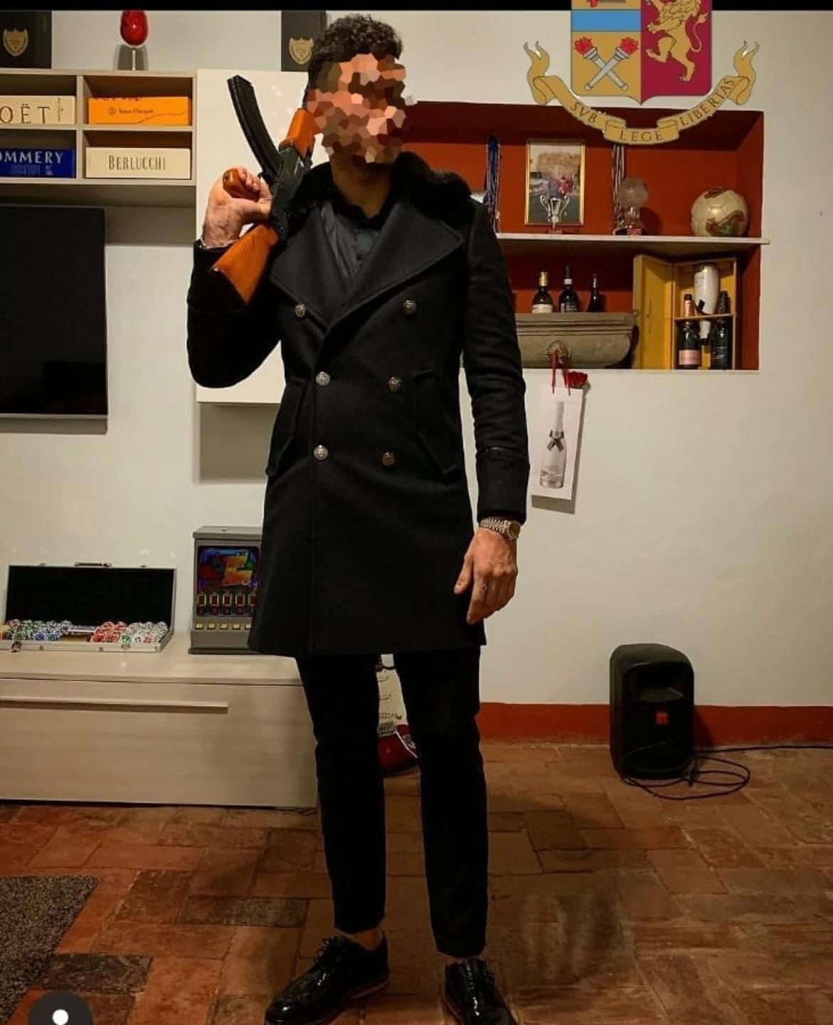 Insulti alla Polizia e allo Stato via social: giovane nei guai 