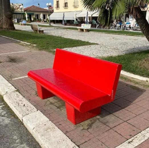 L’88ª panchina rossa per Vanessa si affaccia sul mare di Viareggio 