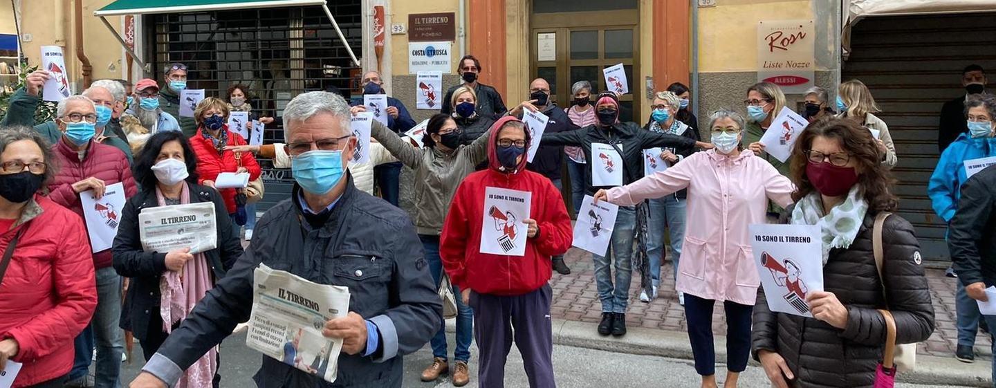 Tanta gente a sostegno dei giornalisti del Tirreno
