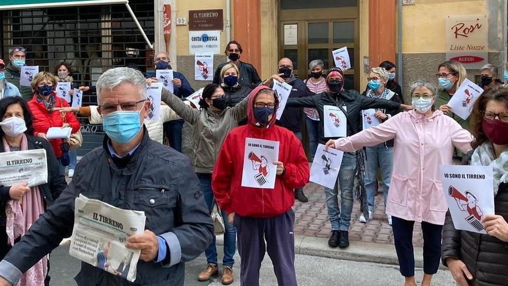 Tanta gente a sostegno dei giornalisti del Tirreno