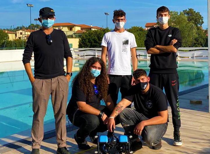 Test in piscina allo Sporting I ragazzi dell’Ipsia pronti a lasciare la rosa sul piroscafo