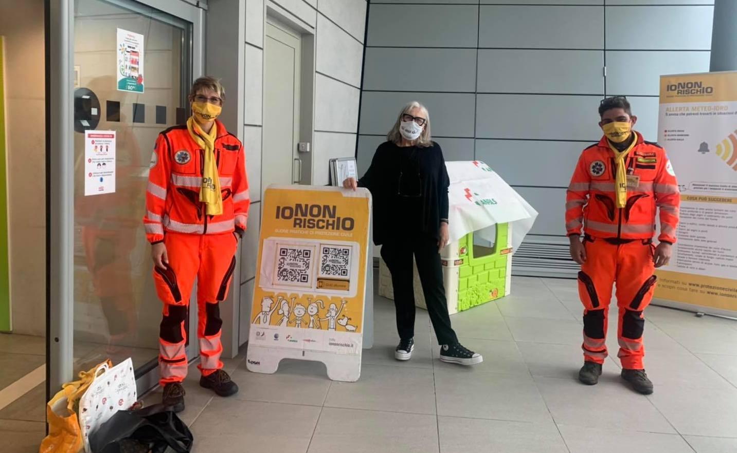 Volontari in campo per spiegare che cosa fare in caso di allerta meteo 