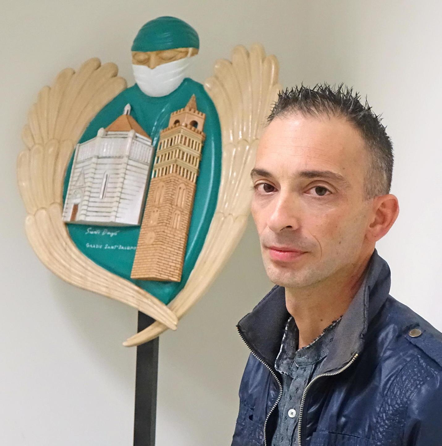Una scultura di legno come ringraziamento a medici e infermieri