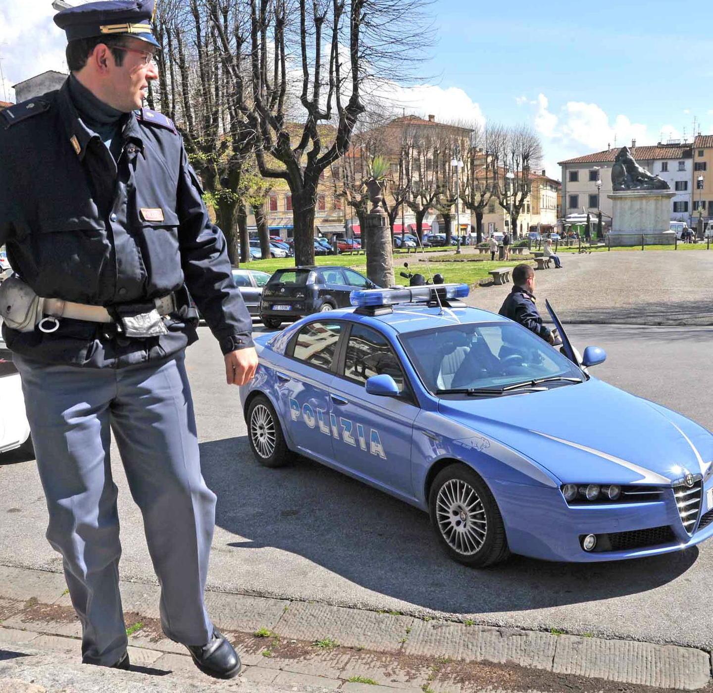 Rapinano tre coetanei in centro: arrestati 