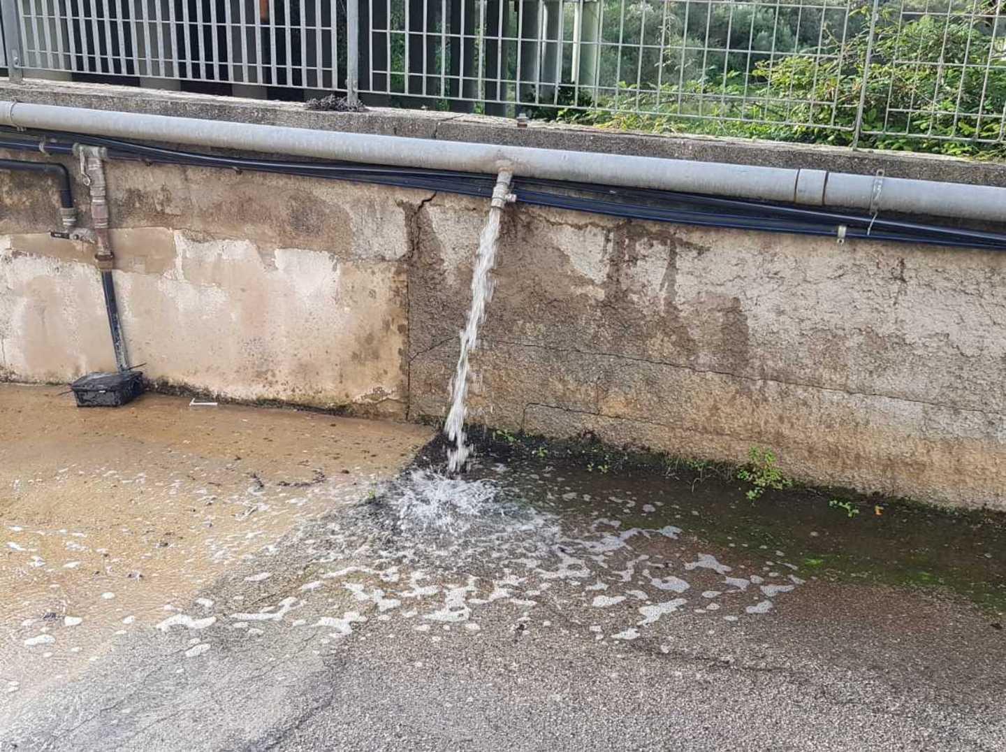 In via Besta esce acqua dai tubi del gas 