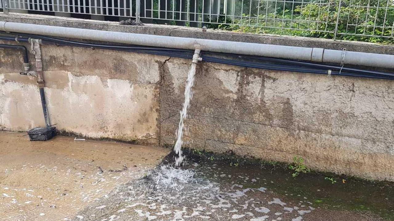 In via Besta esce acqua dai tubi del gas
