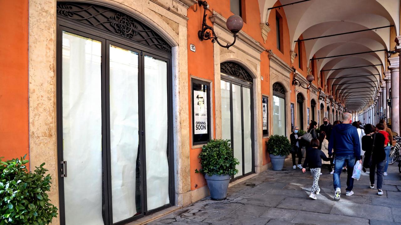 Modena Via Emilia in crisi: chiusi altri dodici negozi Tra le nuove aperture è boom di ottici