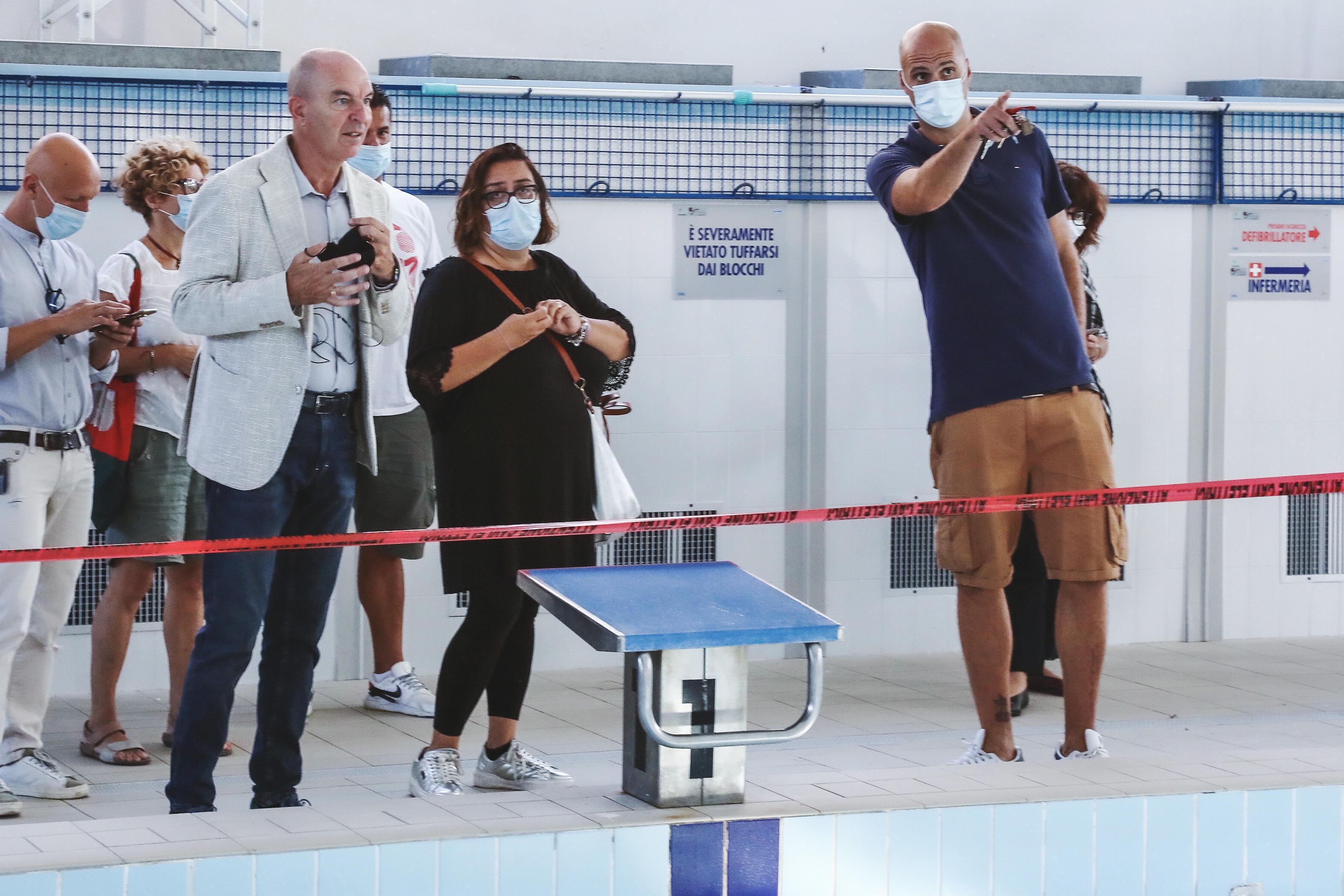 Il sindaco Luca Salvetti durante il sopralluogo all’interno delle piscine