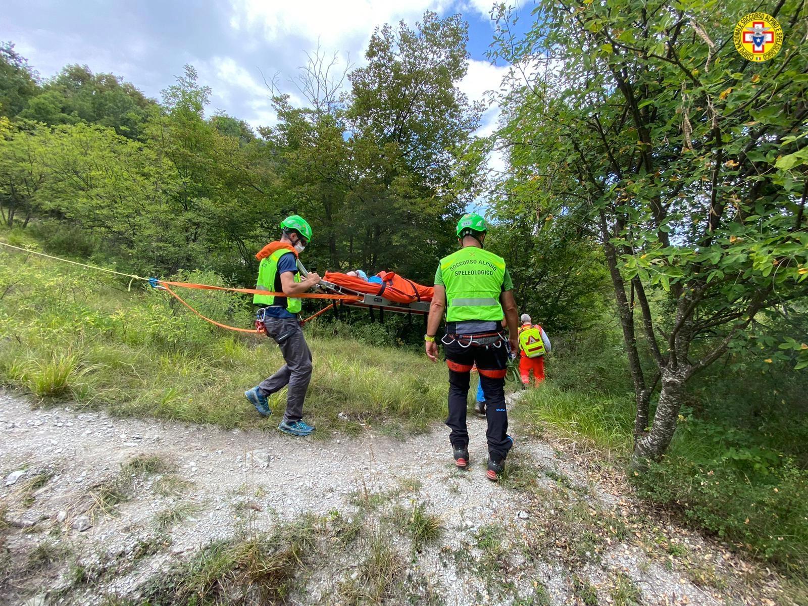 I soccorsi alla donna ferita