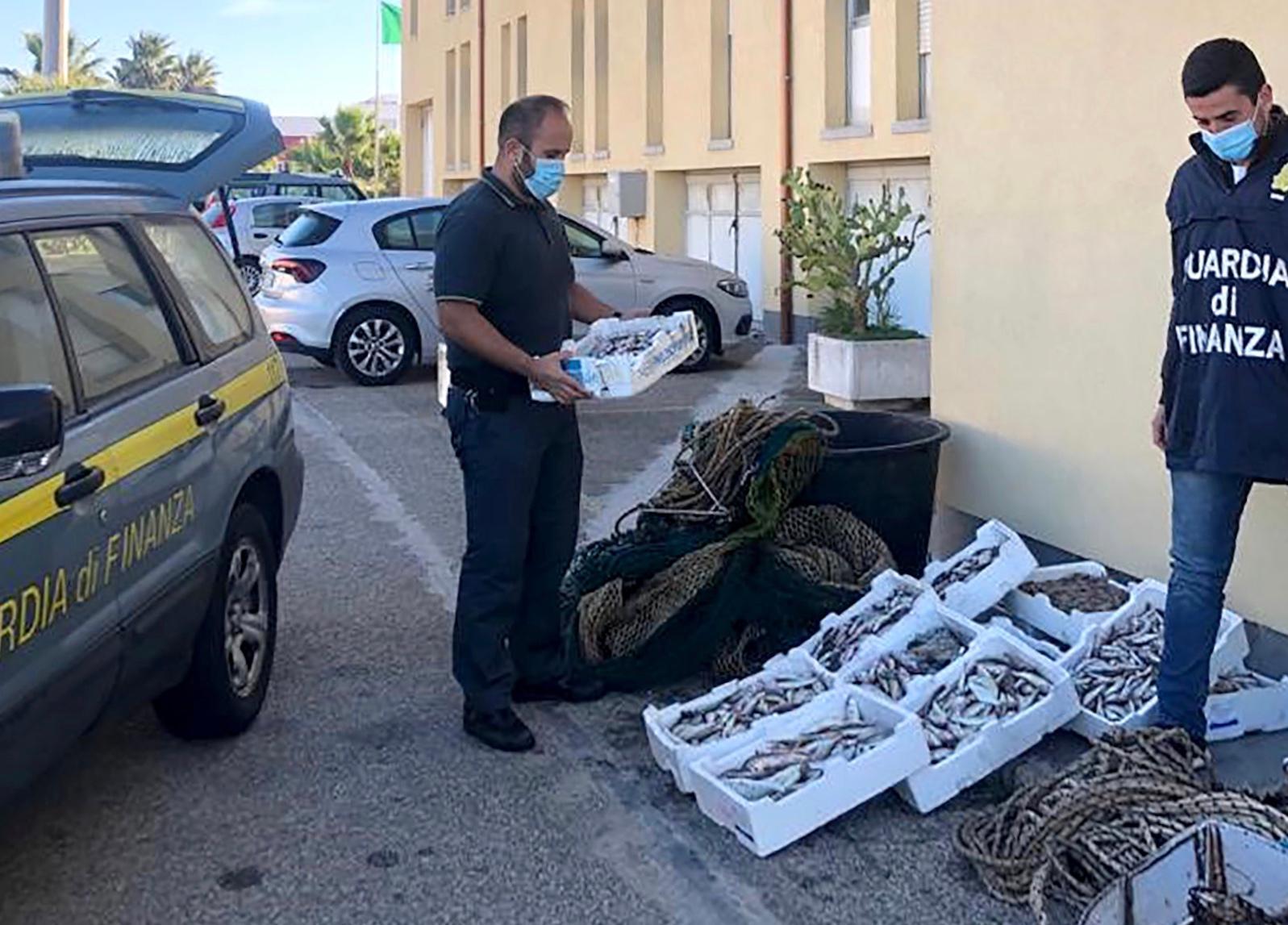 Pesca a strascico abusiva a Santa Gilla, 50 chili di pesce sequestrati