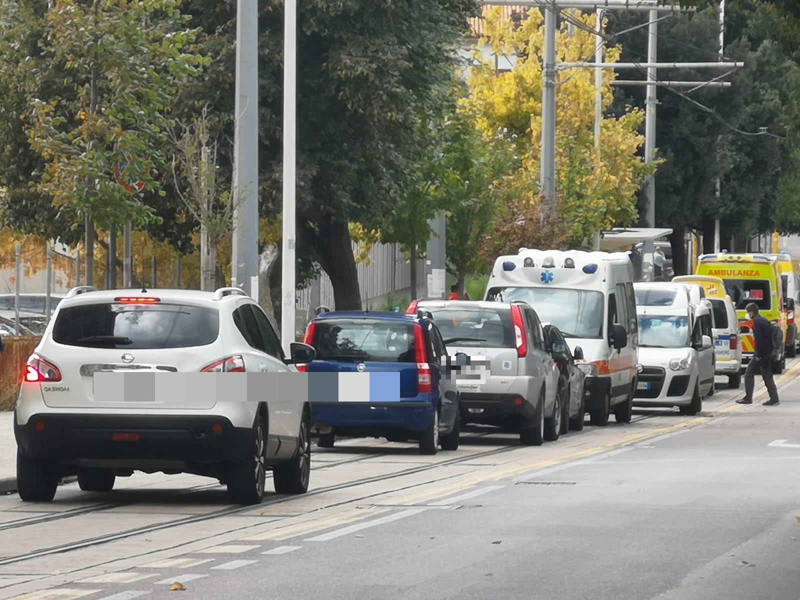 Viale Italia a Sassari: le auto private parcheggiate sul binario di Sirio (foto Mauro Chessa)
