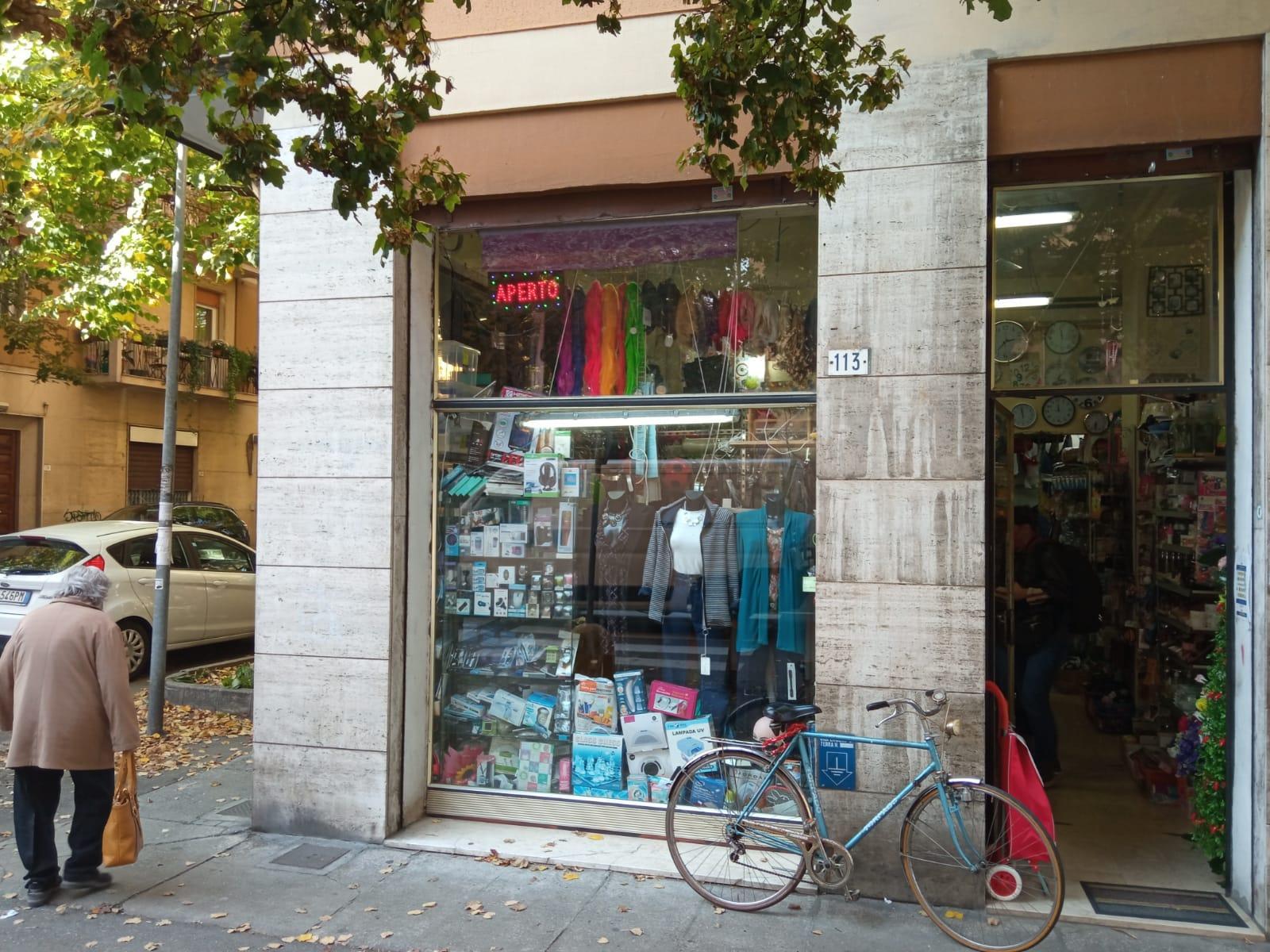 Modena, ruba orologio in un negozio.e prende a pugni commerciante 