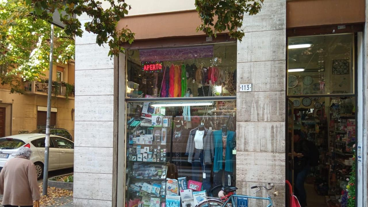 Modena, ruba orologio in un negozio.e prende a pugni commerciante
