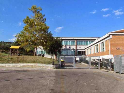 L'ingresso della scuola elementare Margherita Hack di Montemurlo