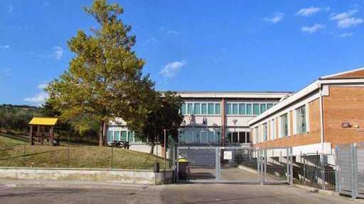 L'ingresso della scuola elementare Margherita Hack di Montemurlo