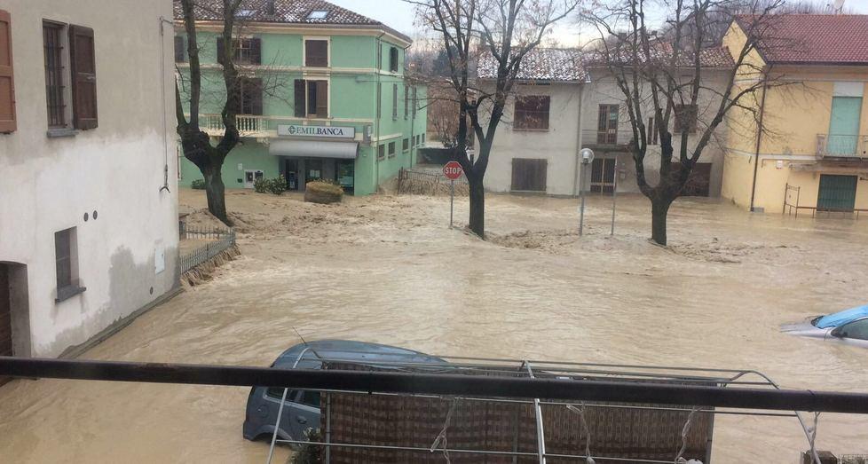 Il centro di Lentigione invaso dalle acque del torrente Enza la mattina del 12 dicembre 2017