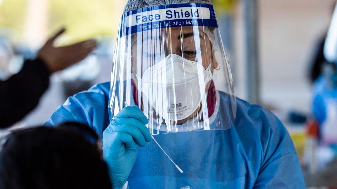 Madre versiliese racconta: «Prigioniero della burocrazia del virus, mio figlio non è ancora andato a scuola»