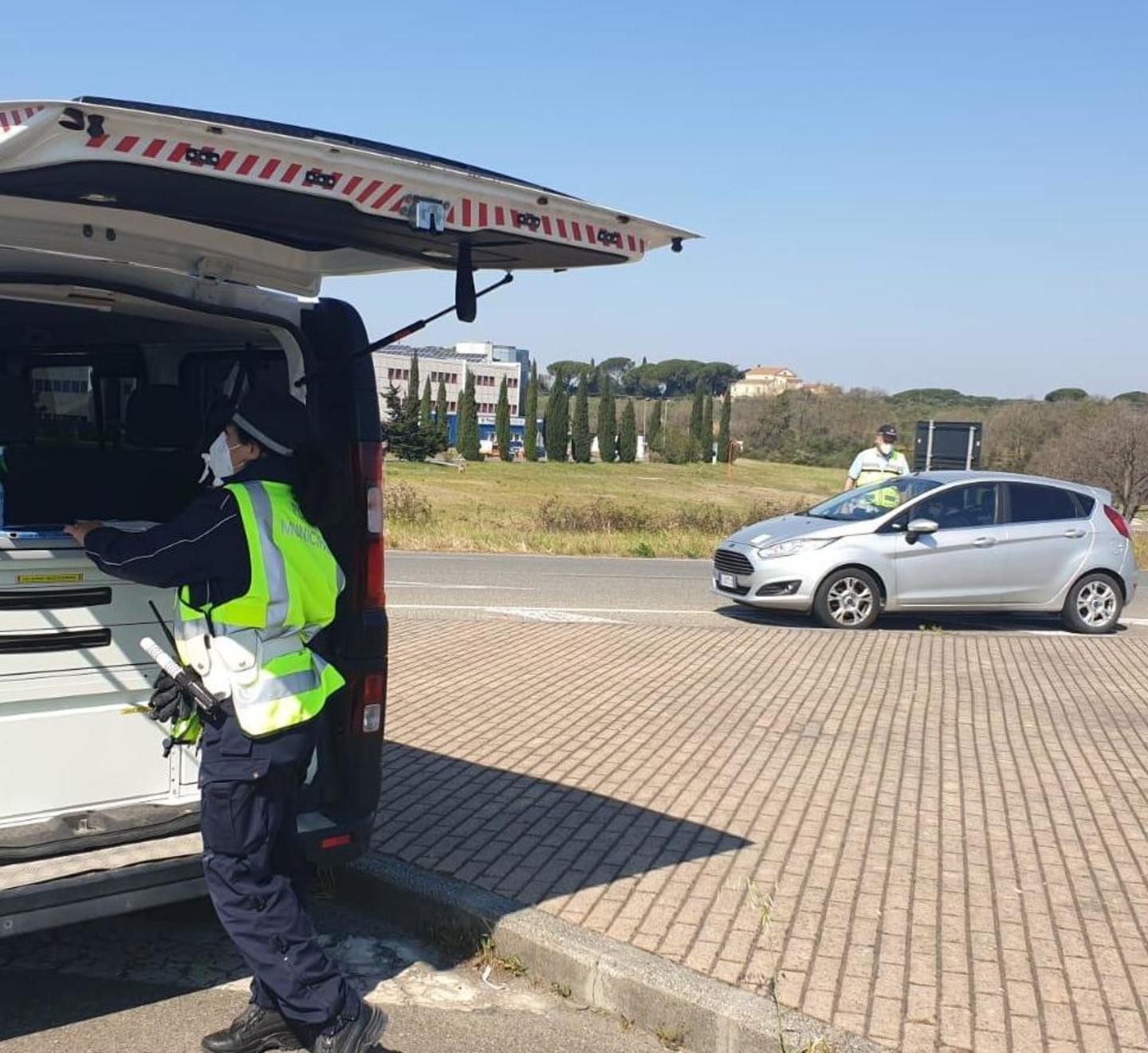 Prende una multa e minaccia i vigili di Cecina sui social. Ora rimediare gli costa 1.500 euro 