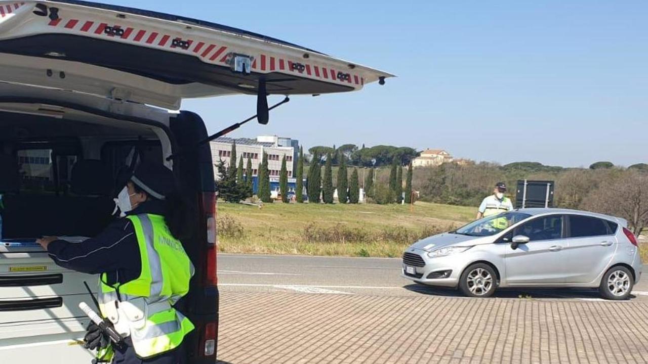 Prende una multa e minaccia i vigili di Cecina sui social. Ora rimediare gli costa 1.500 euro