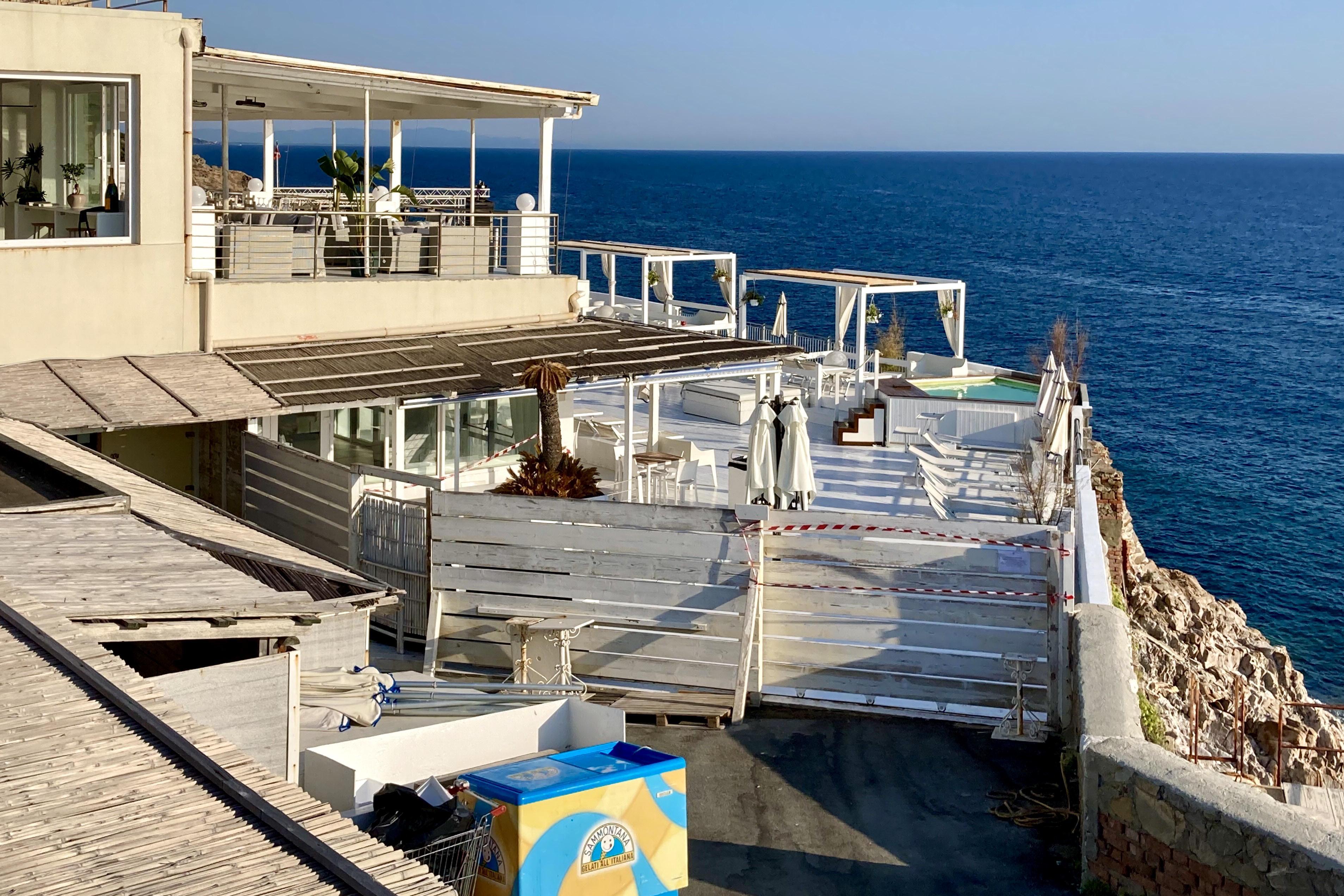 Calafuria, dissequestrata la terrazza. Gonnelli: «Ho perso due mesi di lavoro» 
