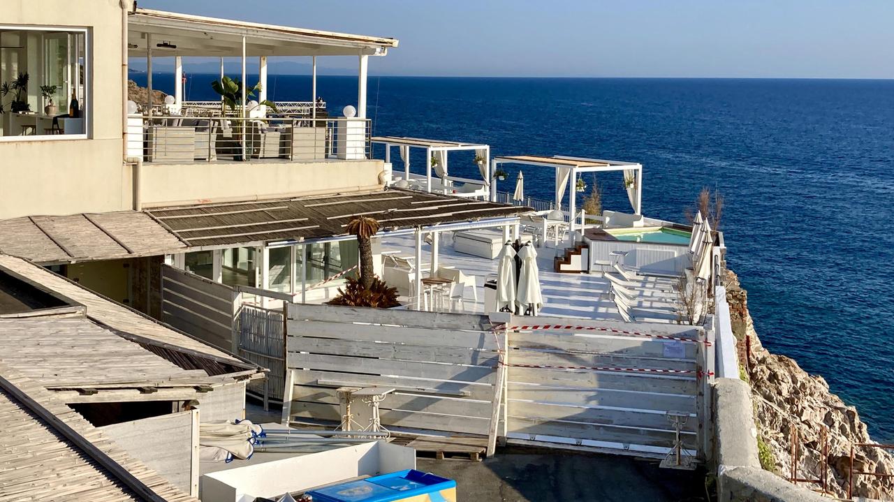 Calafuria, dissequestrata la terrazza. Gonnelli: «Ho perso due mesi di lavoro»