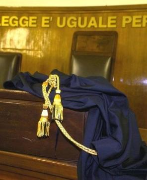 «Con il permesso di soggiorno, finiscono a processo lo stesso» 
