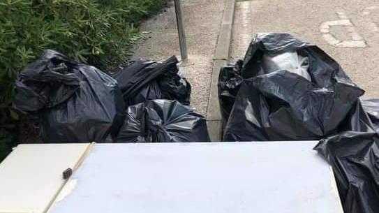 Tra i rifiuti abbandonati c’è anche un frigorifero