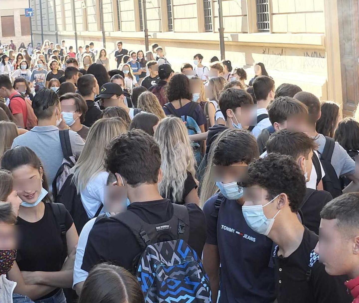 Fuori da scuola nessuno ferma gli assembramenti