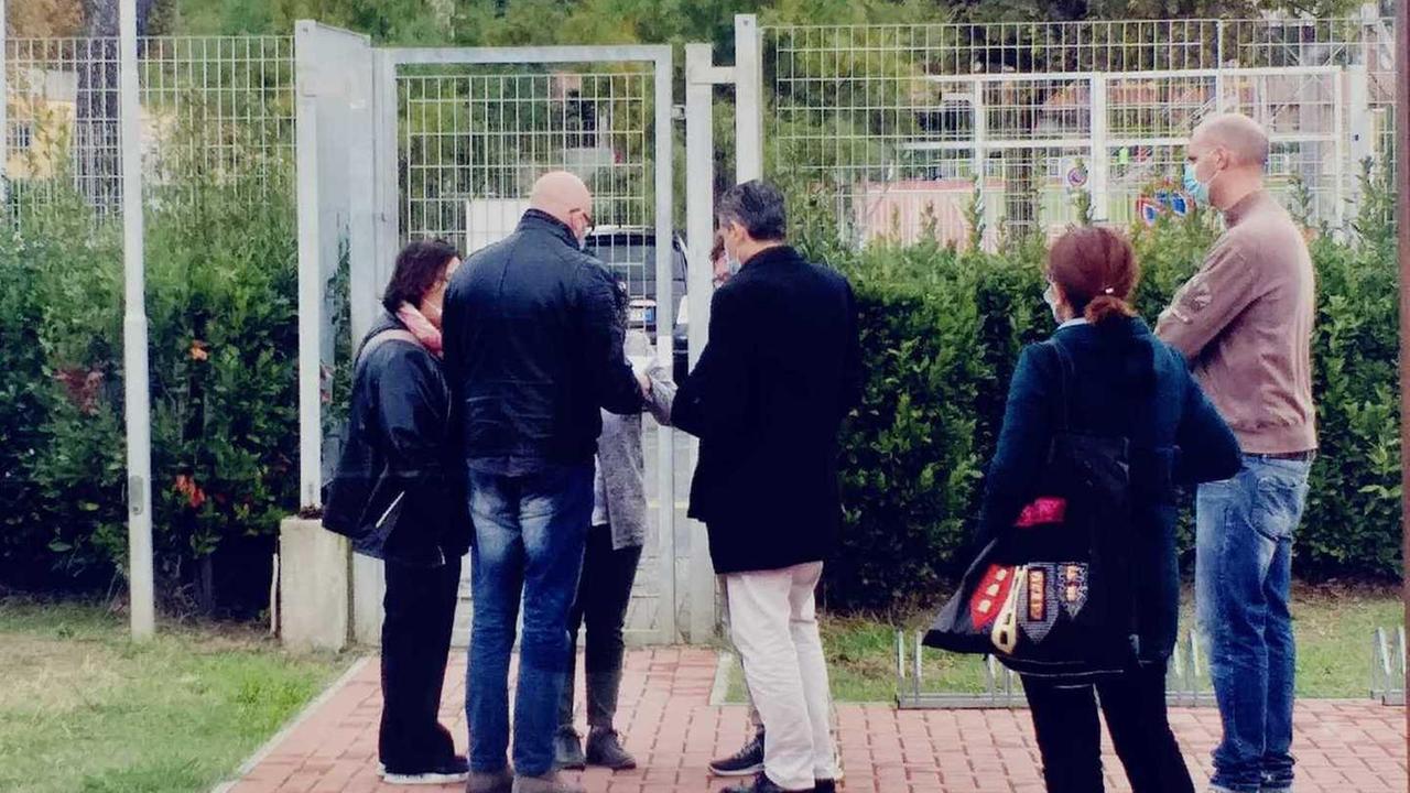 Ex abbonati, nonni e appassionati «Diteci quando potremo nuotare»