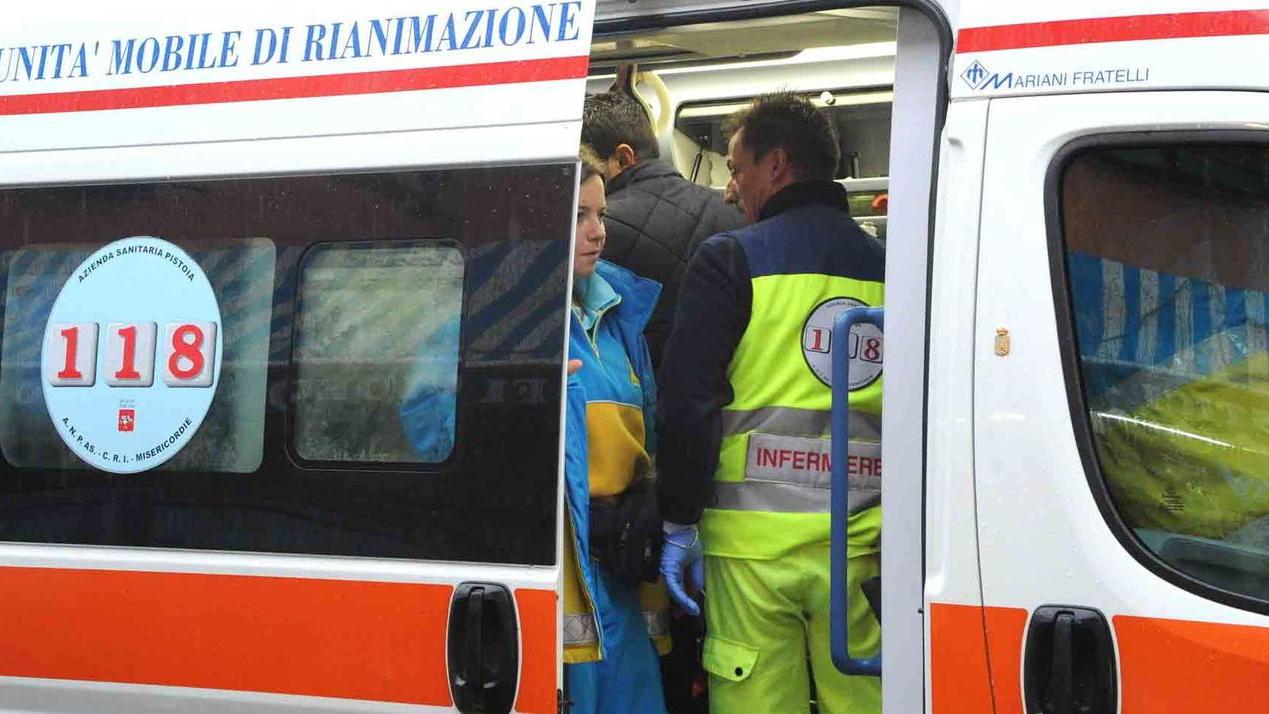 Cade dopo la spesa e poi sviene Donna all’ospedale