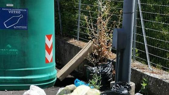 Lascia pattume ovunque Segnalata dai residenti